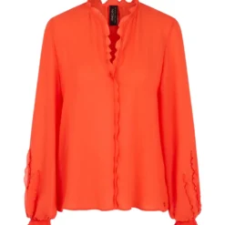 Feminine bluse mit volant