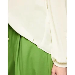 Feminine bluse mit volant