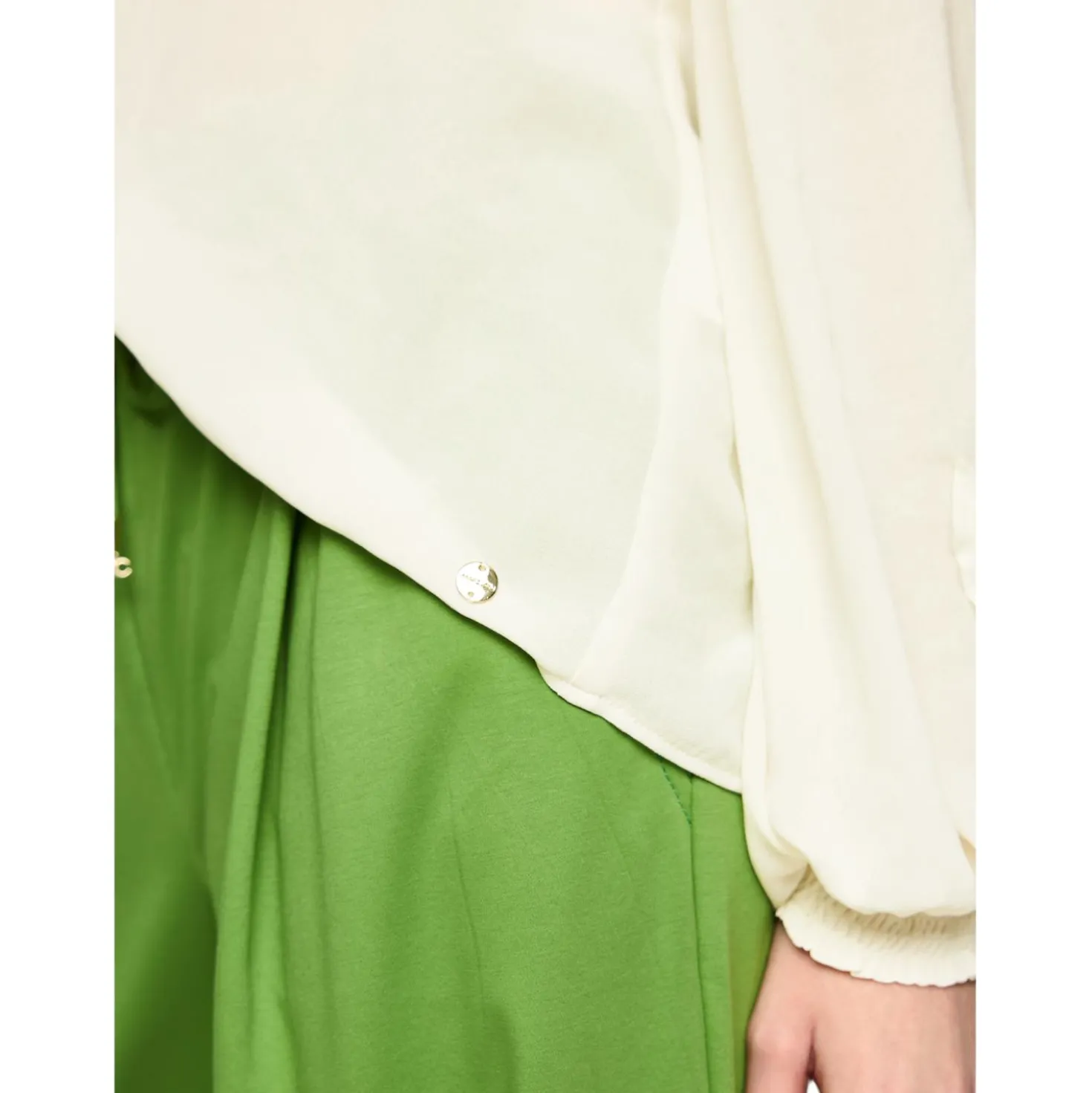 Feminine bluse mit volant