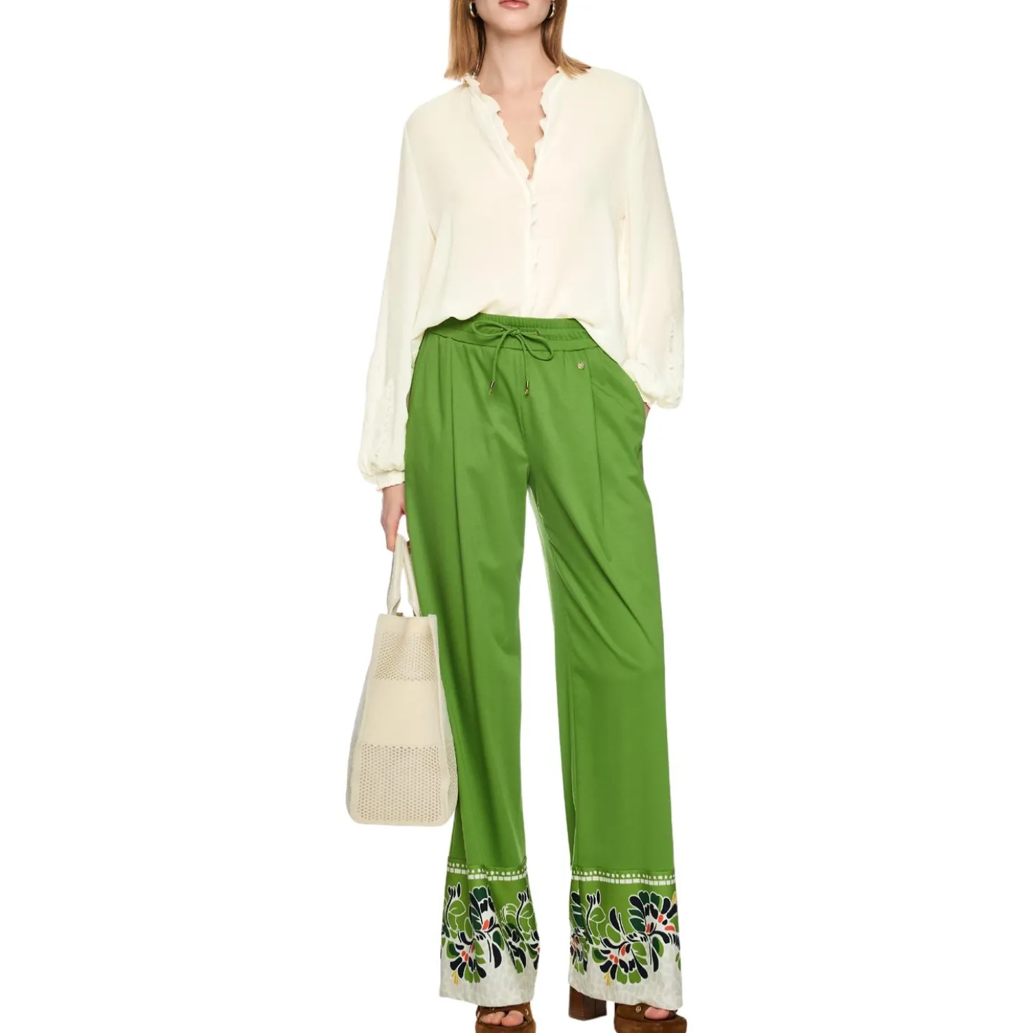 Feminine bluse mit volant