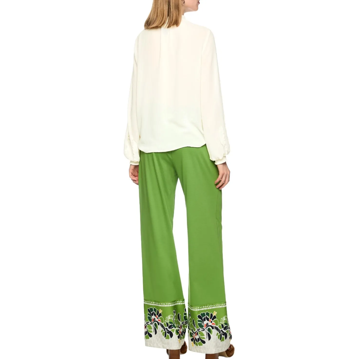 Feminine bluse mit volant