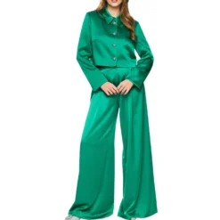 Satinjacke mit strassknöpfen
