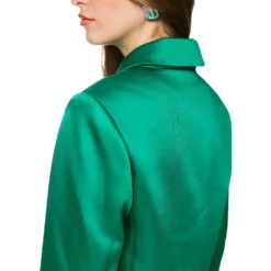 Satinjacke mit strassknöpfen