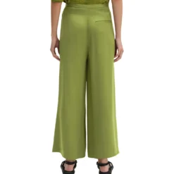 Weite hose